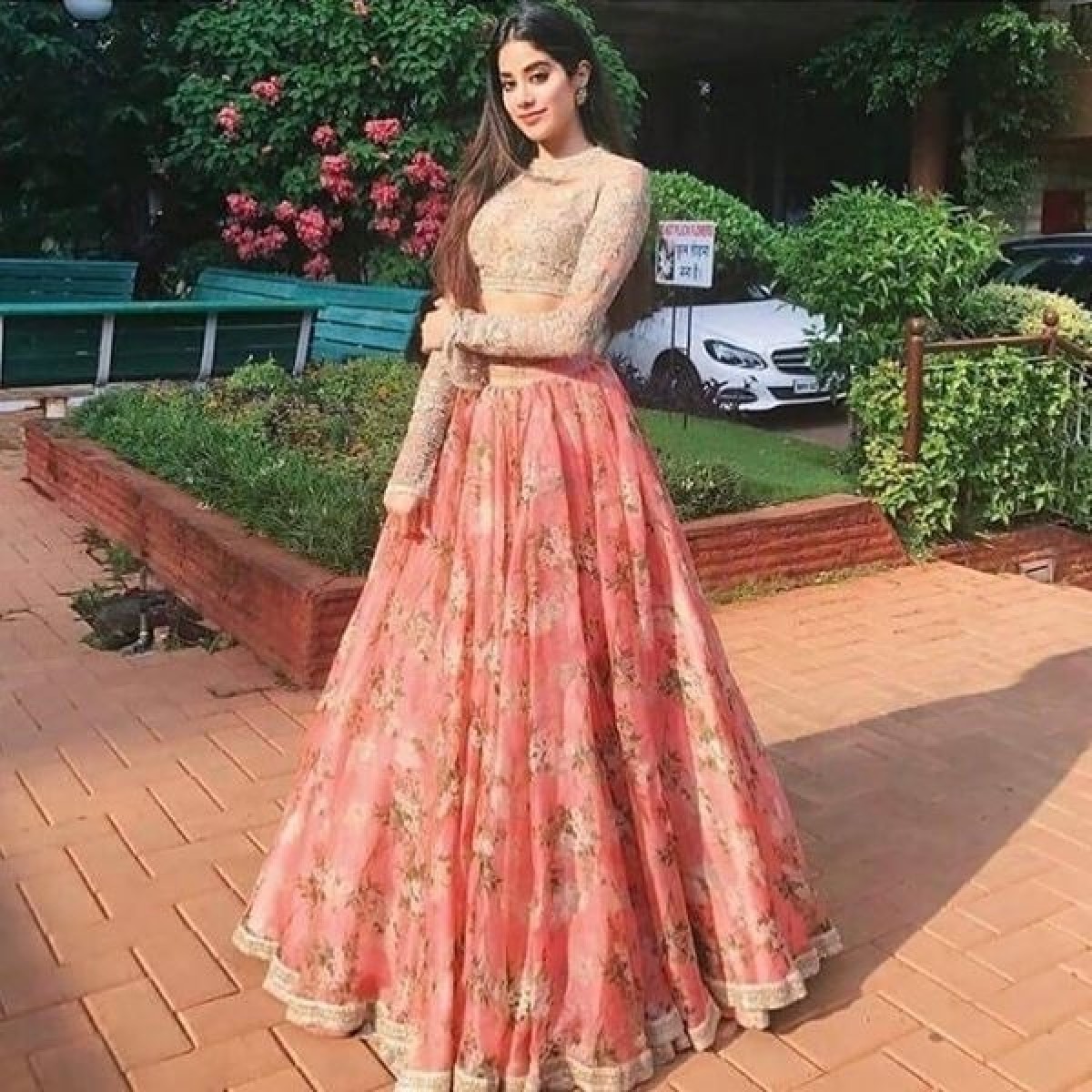 Jahanvi Kapoor organza fabric stylish 